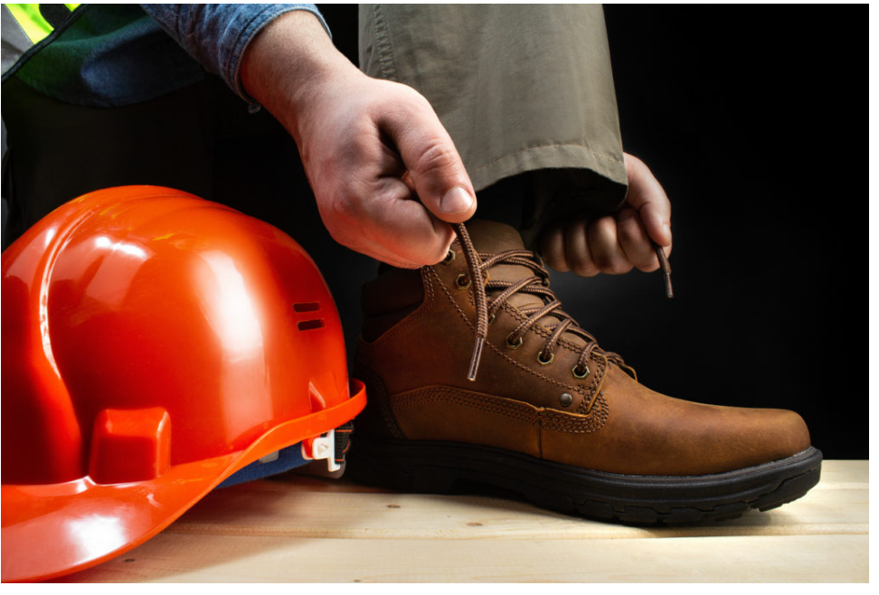 أهمية أحذية السلامة في البناء حماية القدمين ومنع الإصابات